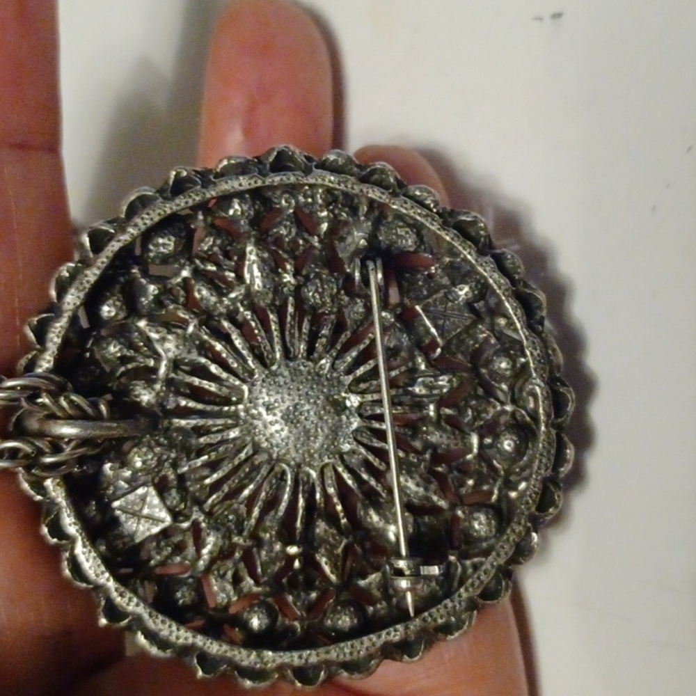 GREEN RHINESTONES PENDANT WITH SILVERTONE ROPE NECKLACE, HALLMARK X, LIKE NEW - Picture 3 of 3